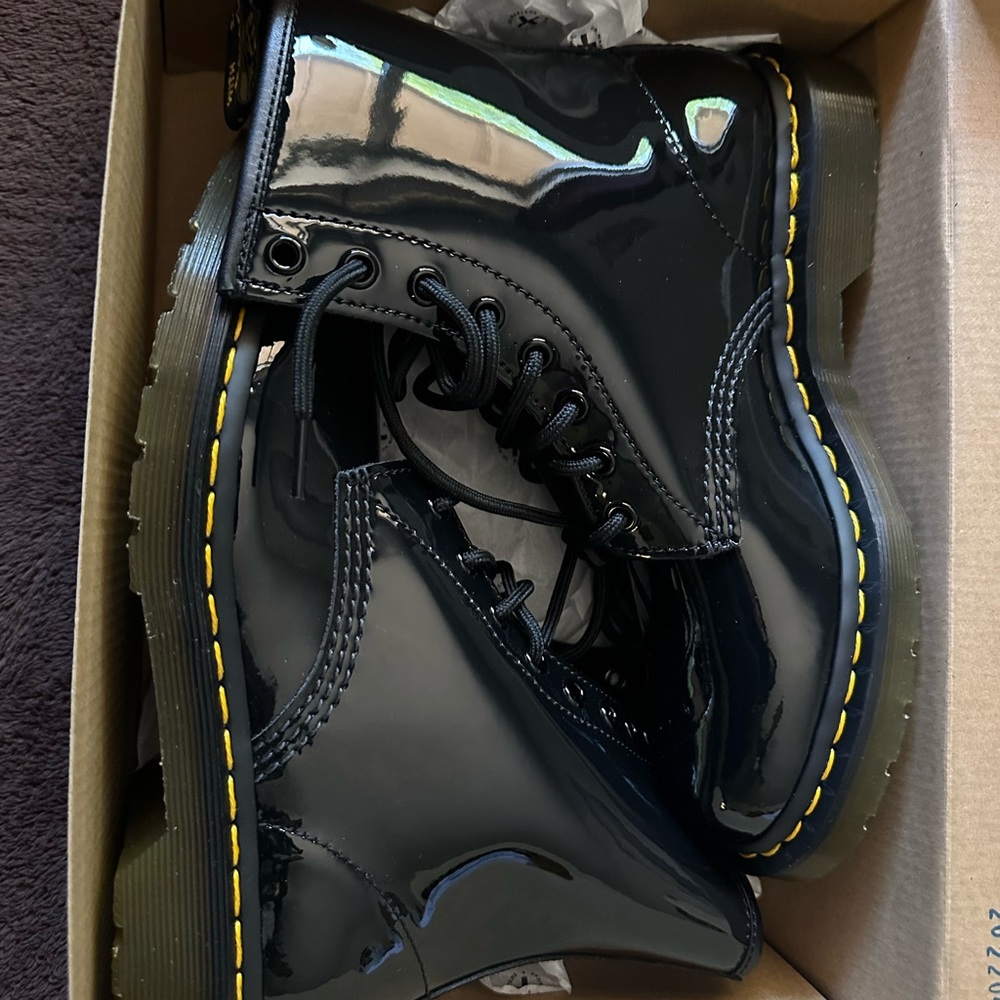 Dr Martins lace up boots gloss black size 8